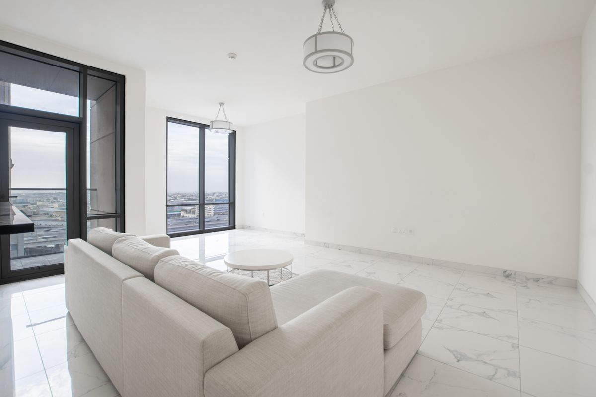 Sala blanca con ventanales y vista a la ciudad