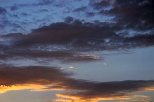 A vivid and dramatic sunset sky with bold clouds., free online jigsaw puzzle on JigsawPuzzlesFreeOnline.org