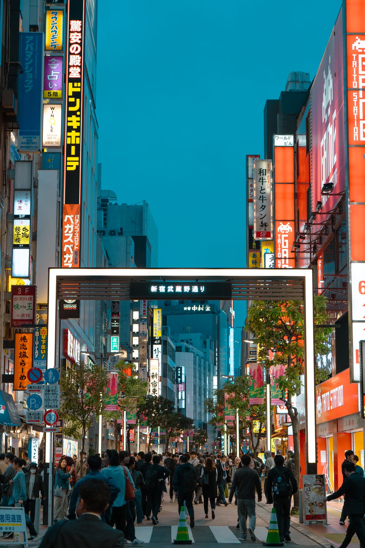 Tokyo - intersecție cu trecători și clădiri înalte în Shinjuku