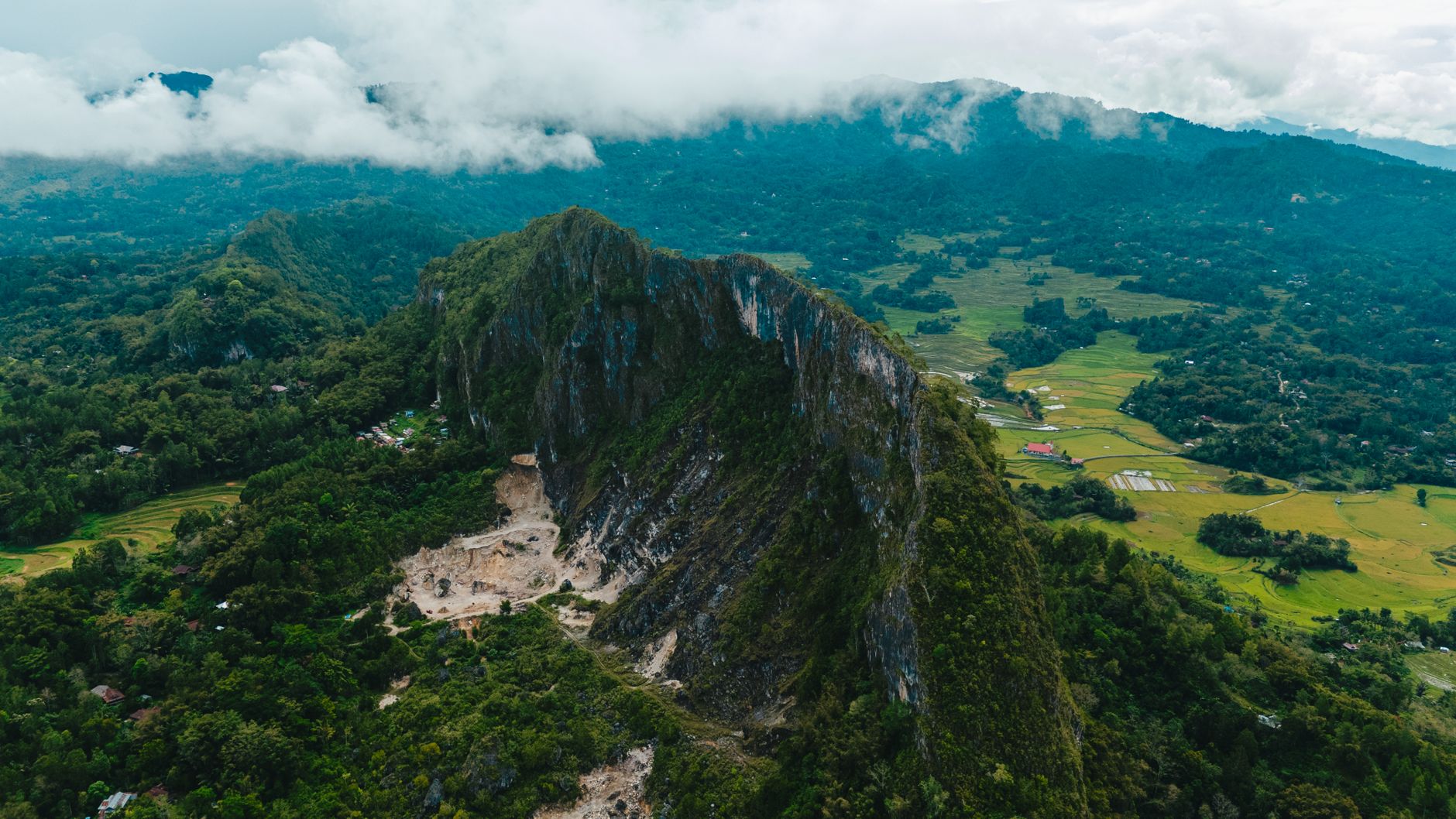 Menaklukkan Puncak Gunung Dukono: Petualangan Spektakuler di Jantung Halmahera
