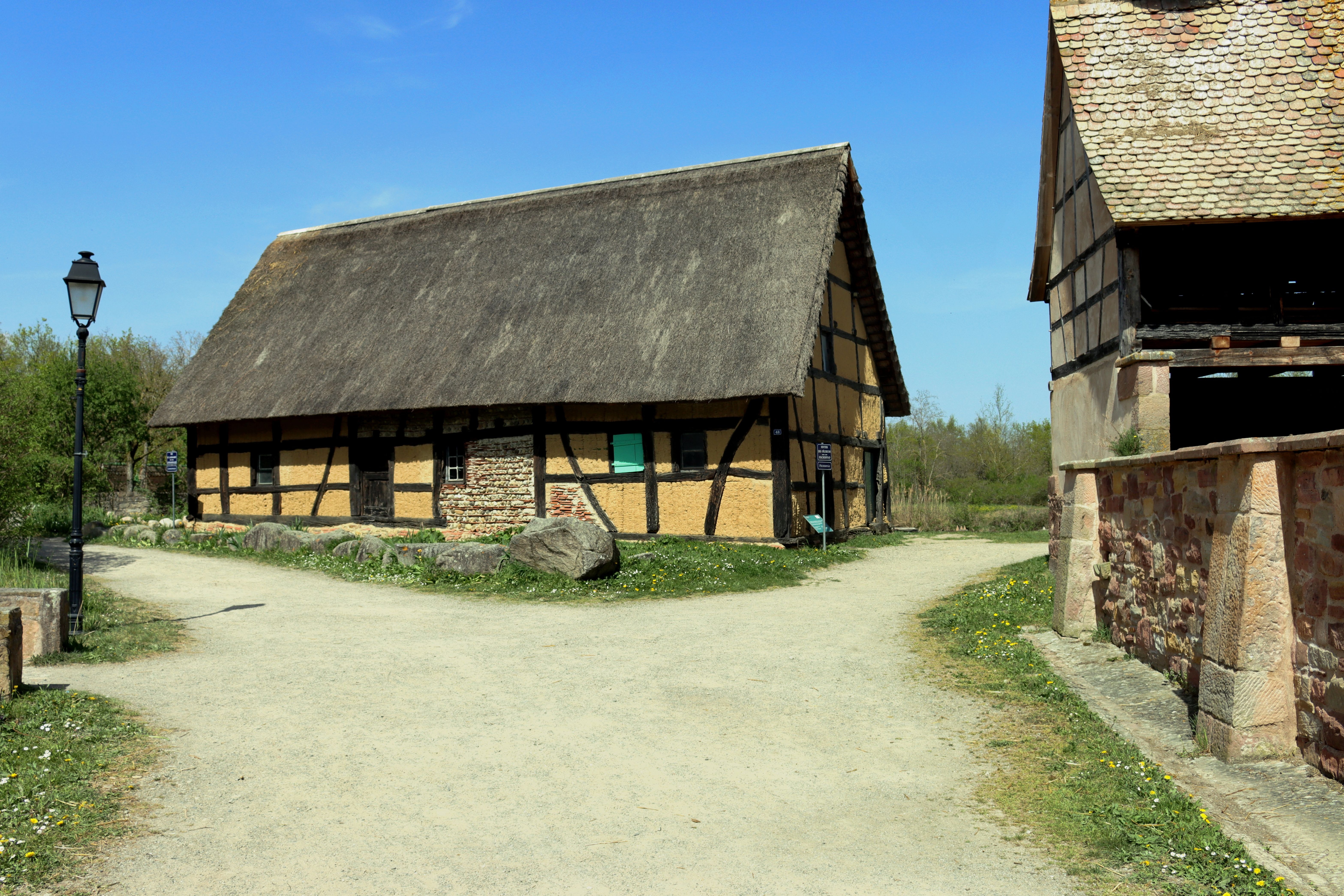 Pemandangan farmhouse GASPOL189 dengan pegunungan Galway