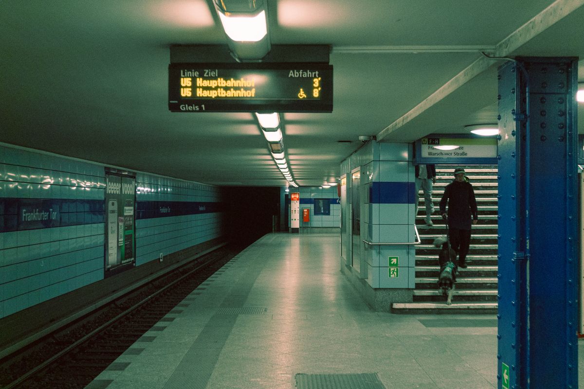 Stația de metrou Frankfurter Tor din Berlin, cu semnalistica și arhitectura ei caracteristică