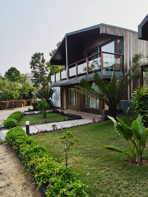 Free Modern wooden house with lush garden in Ajodhya, India, showcasing contemporary architecture. Stock Photo