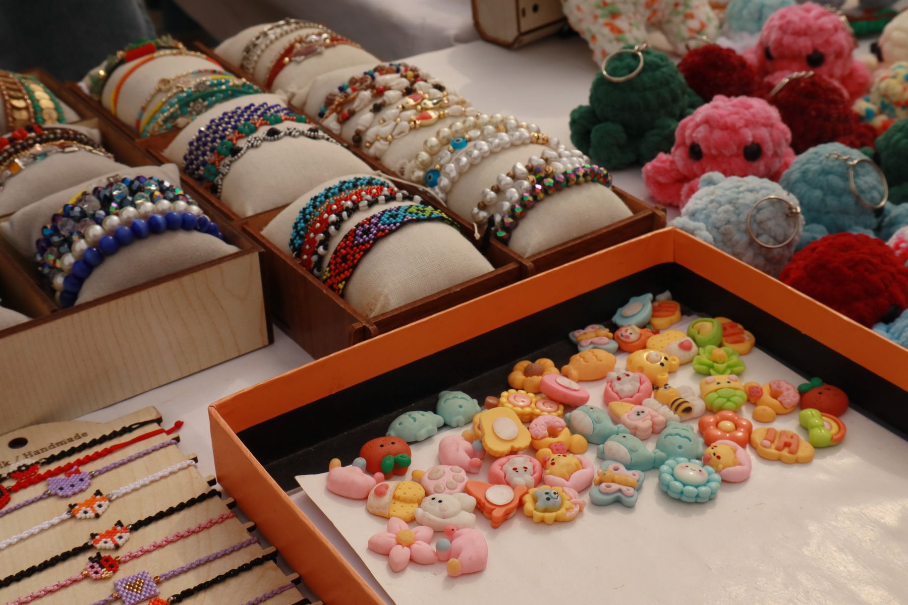 Bijoux artisanaux colorés exposés dans l'atelier Pepita Loca