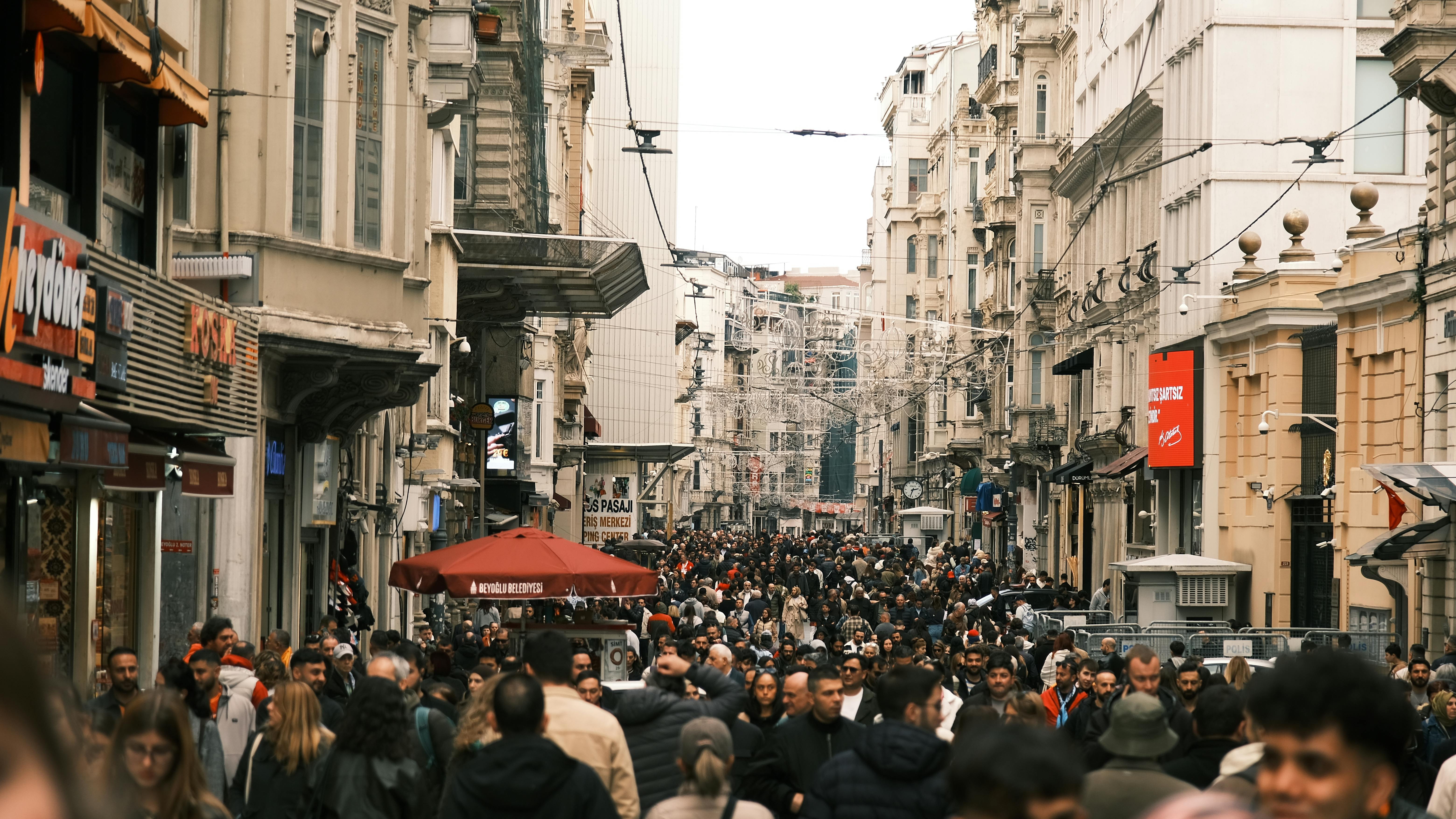 Hyperlocal SEO: Targeting audiences in specific geographical areas — Photo by Rahime Gül on Pexels