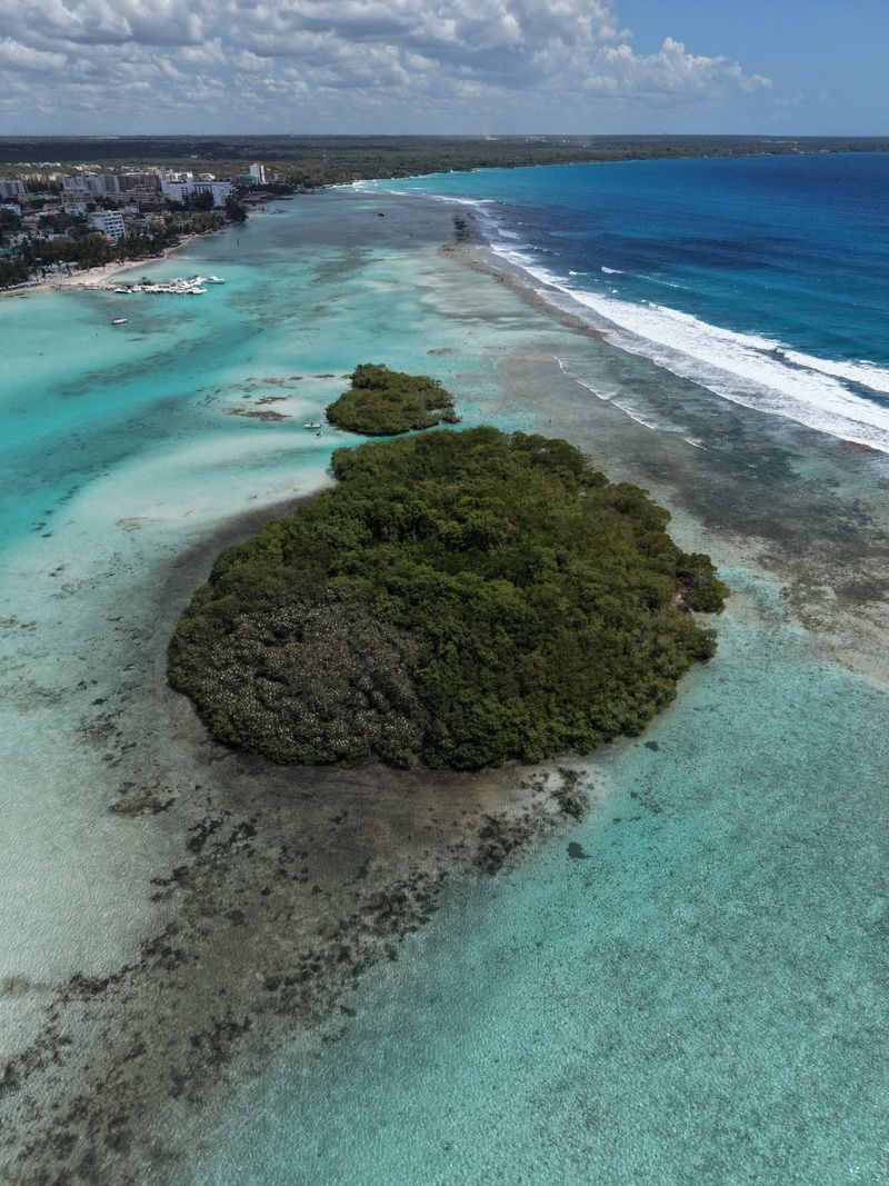 Vista aérea de la costa y aguas turquesa cerca de Boca Chica, República Dominicana