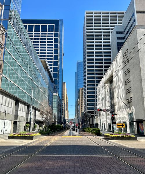 Free Urban street view of skyscrapers in downtown Houston, showcasing modern architecture and city life. Stock Photo