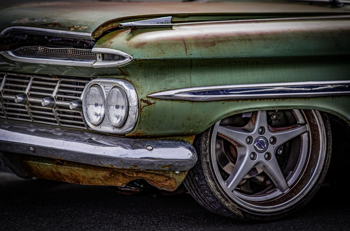 Rusty Classic Car Fender Close-Up with Headlight · Free Stock Photo