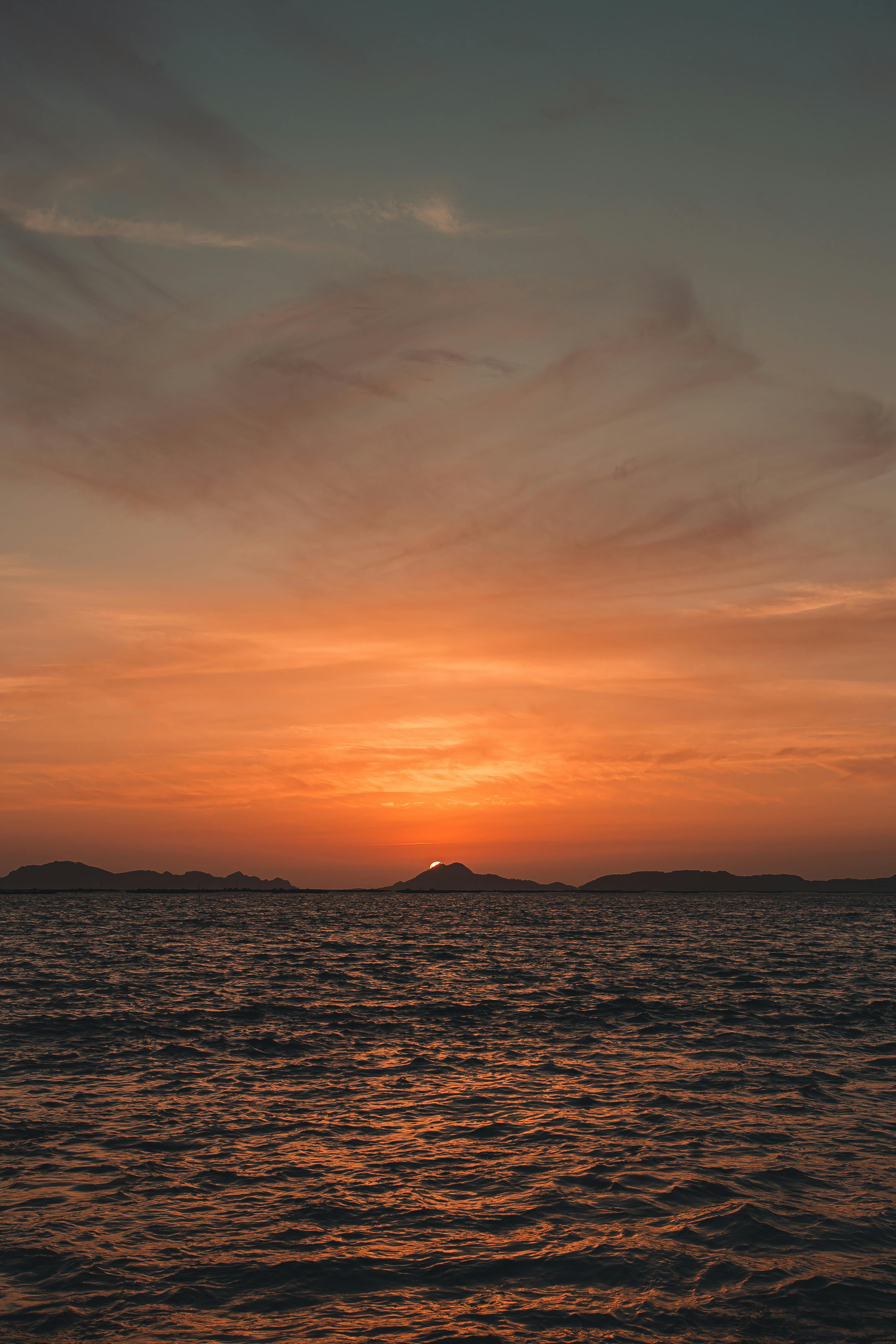 日落时，海洋上充满活力的色彩创造出令人惊叹的宁静景观