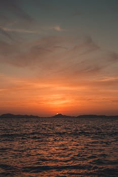 日落时，海洋上充满活力的色彩创造出令人惊叹的宁静景观