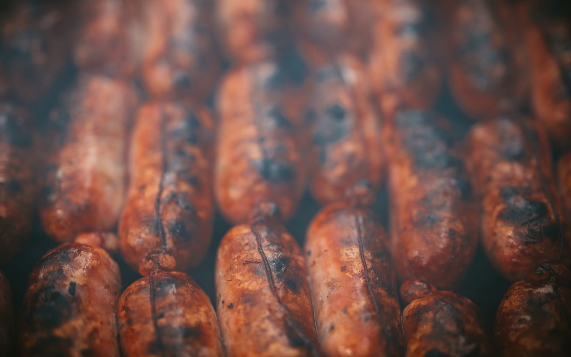 Mici de la Măcelăria La 2 Frați pregătiți pentru grătar în Piața Agroalimentară Onești Mici de la Măcelăria La 2 Frați pregătiți pentru grătar în Piața Agroalimentară Onești