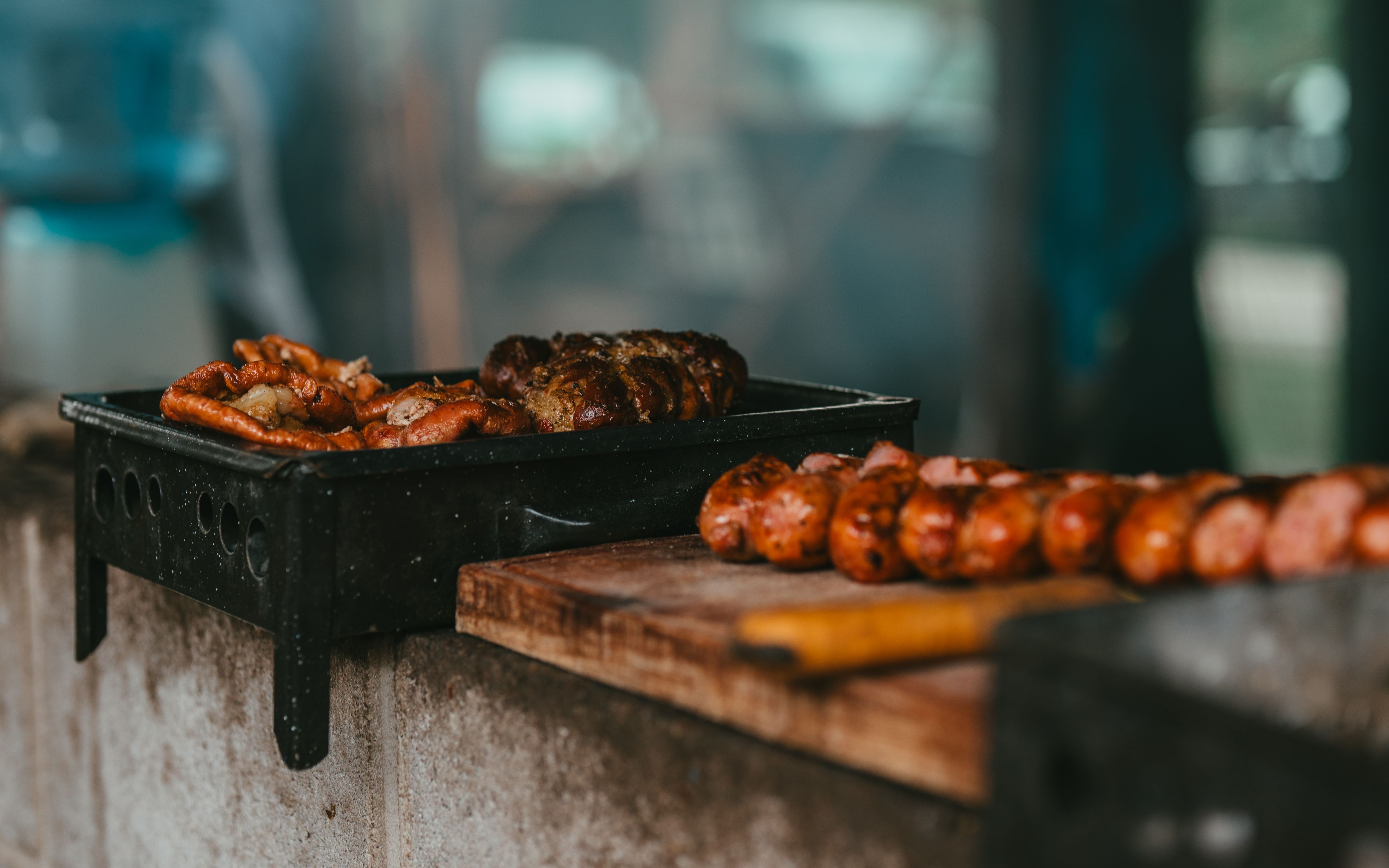 Grillzubehör auf einem Outdoor-Tisch