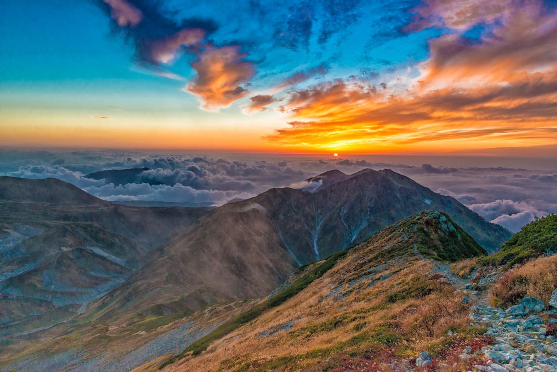 曇り空の下の山々