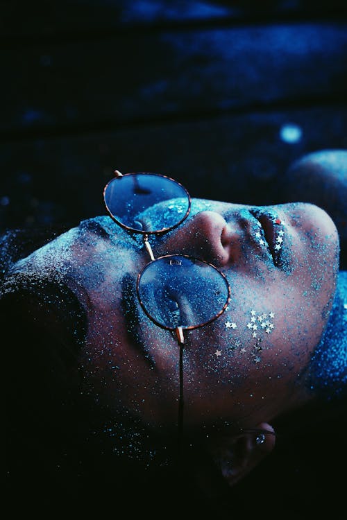 Personne Portant Des Lunettes De Soleil De Style Aviateur à Cadre Argenté Avec Des Paillettes Sur Le Visage