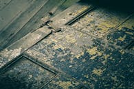 旧木制表面的特写细节，展现了质朴的纹理和剥落的油漆