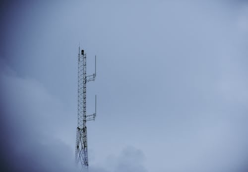 бесплатная Черная металлическая башня под серым небом Стоковое фото