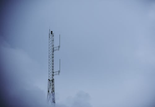 Black Metal Tower Onder Grijze Lucht