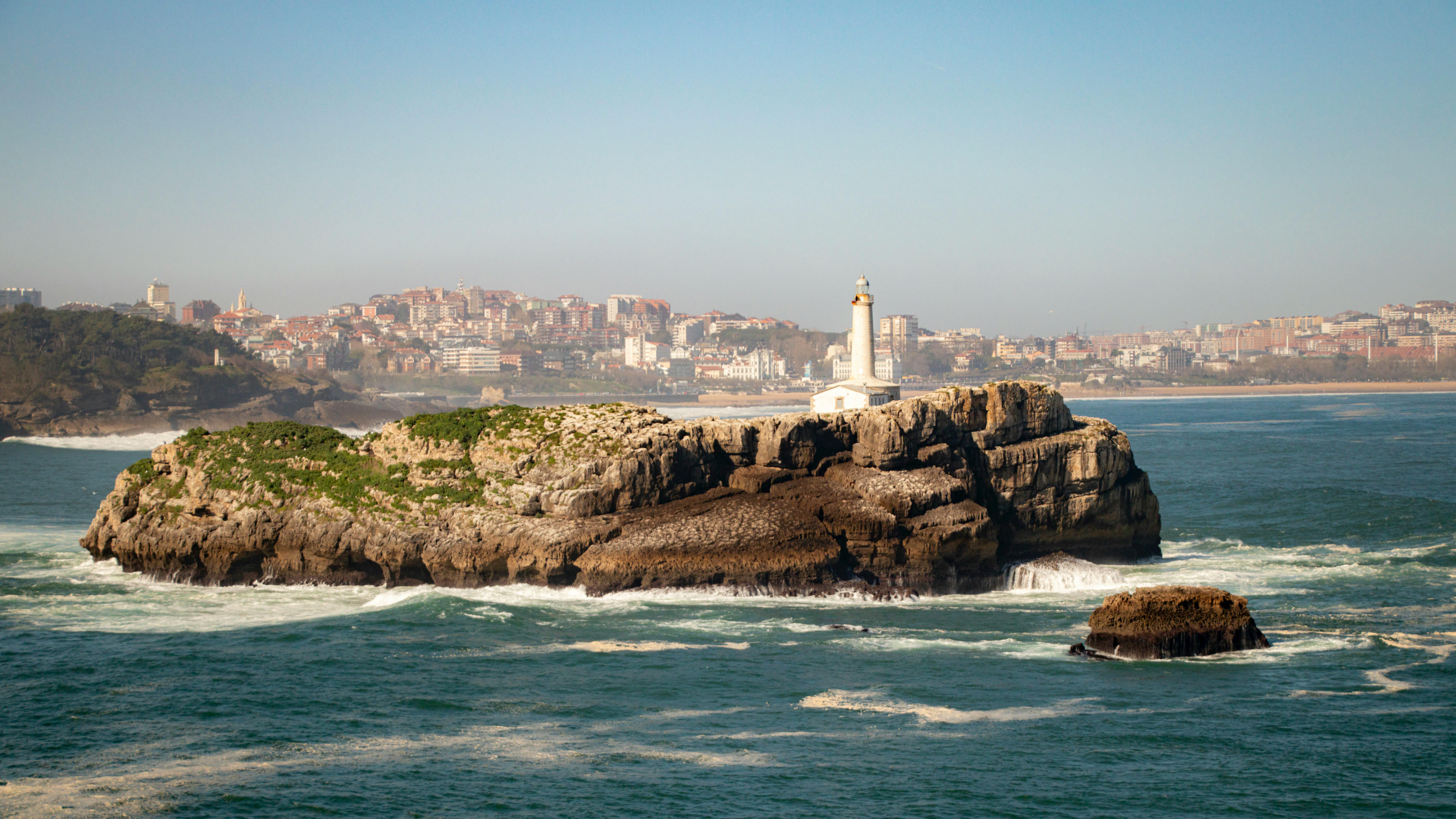 Rose Island Lighthouse trust launches executive director search ahead of milestone 2026 season — Photo by Eric Seddon on Pexe