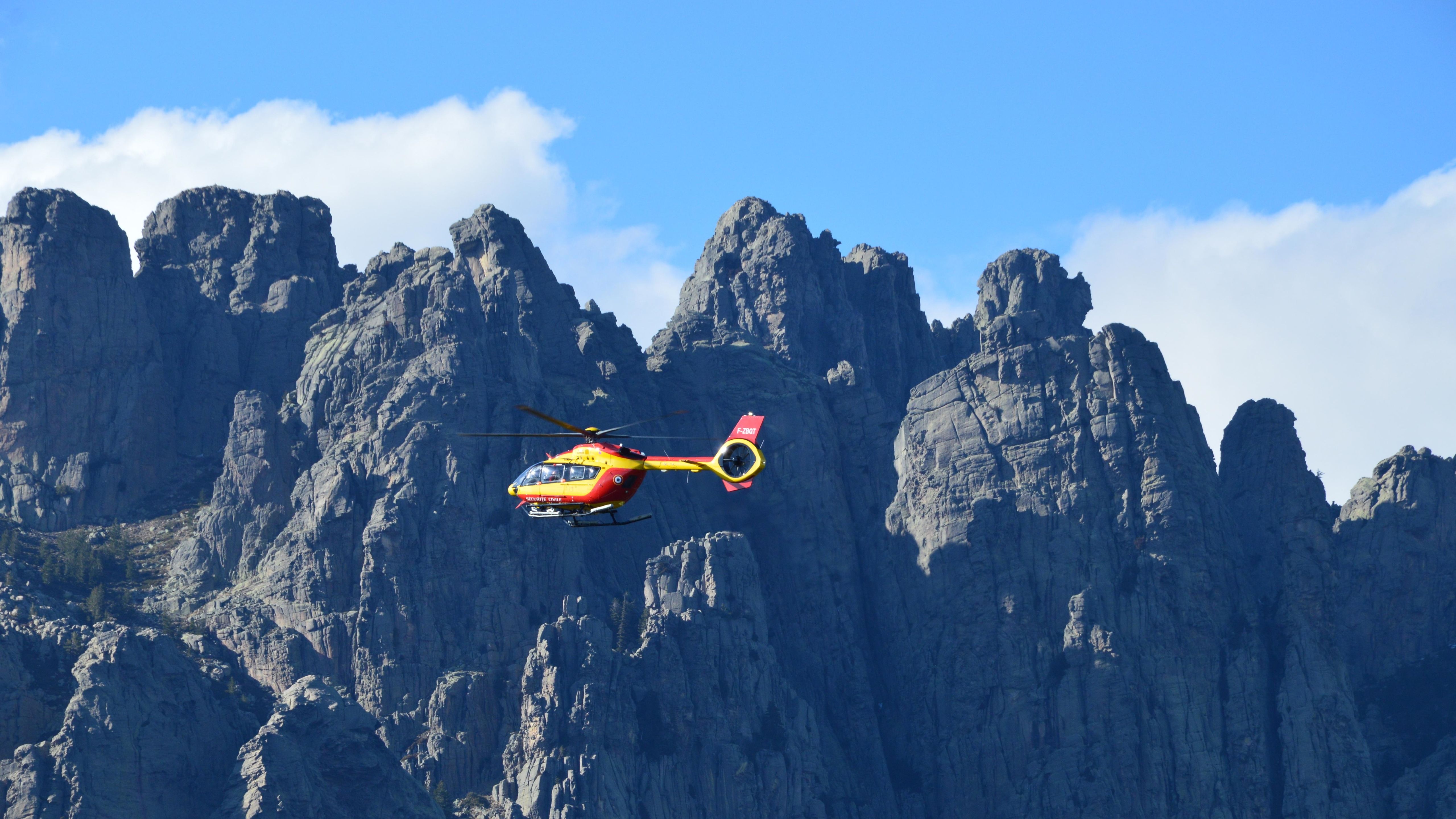 Alplerde kurtarma helikopteri