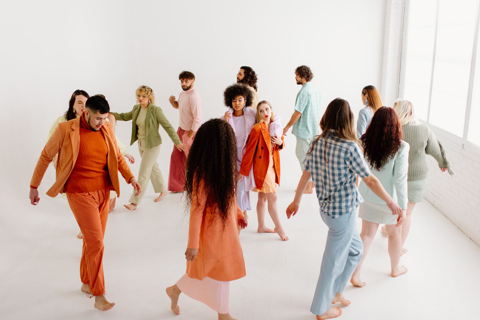 Groupe d’adultes en mouvement dans un studio clair et lumineux