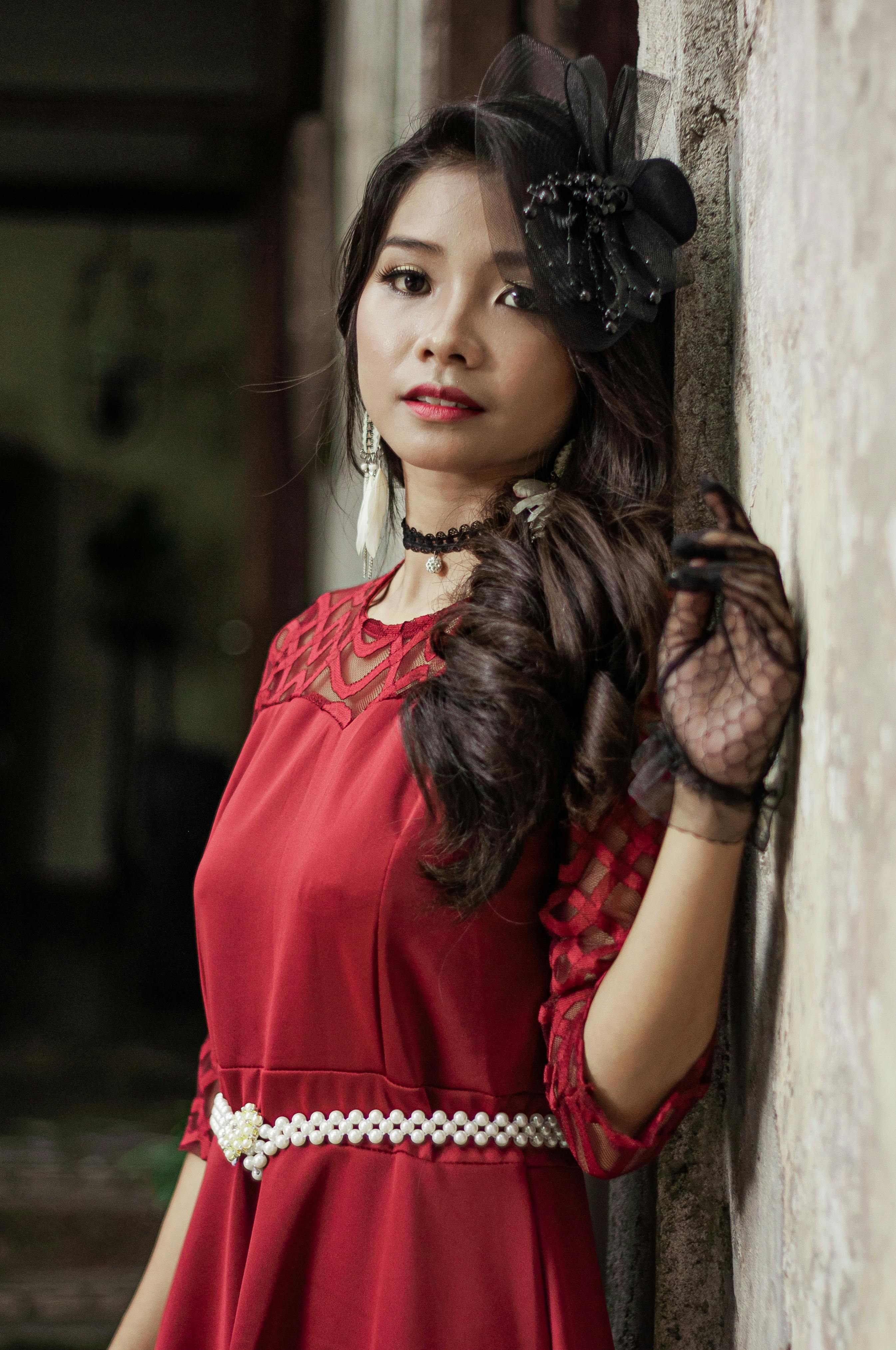 Gratis Wanita Berbaju Merah Bersandar Di Dinding Foto Stok