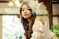 一个美丽的亚洲女人，长发和装饰假发在优雅的环境中