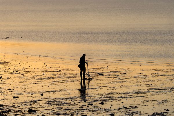 Sand scoop tool for metal detecting on beach