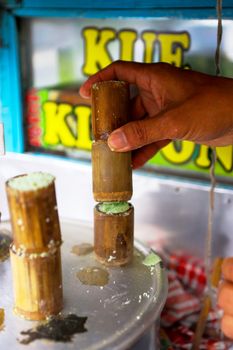 Close-up of a hand making traditional putu cake in Bandung, Indonesia. - Fotografer Sidoarjo
