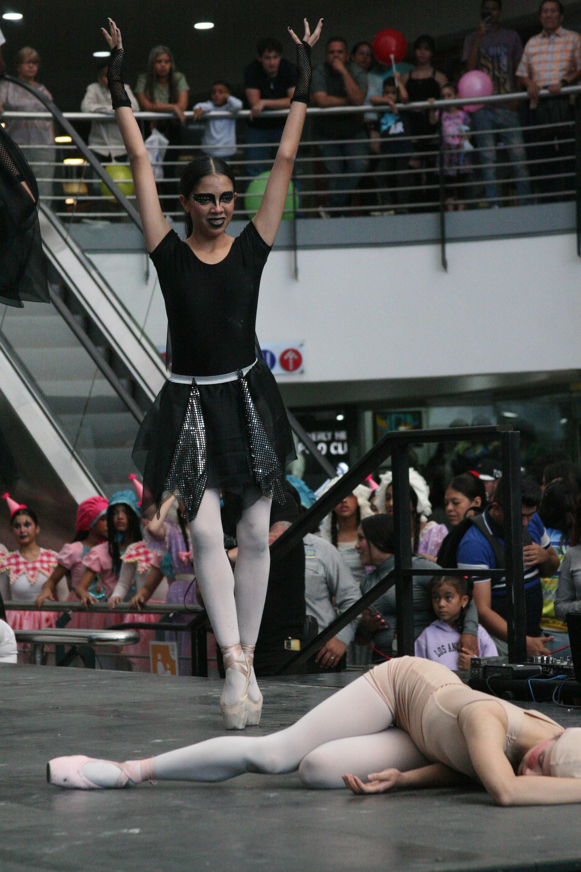 Espectáculo De Ballet En El Centro Comercial Maracay. · Foto de stock ...