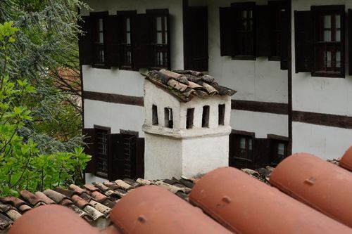 Free Charming Ottoman-style building with classic red roof tiles in Safranbolu, Türkiye. Stock Photo