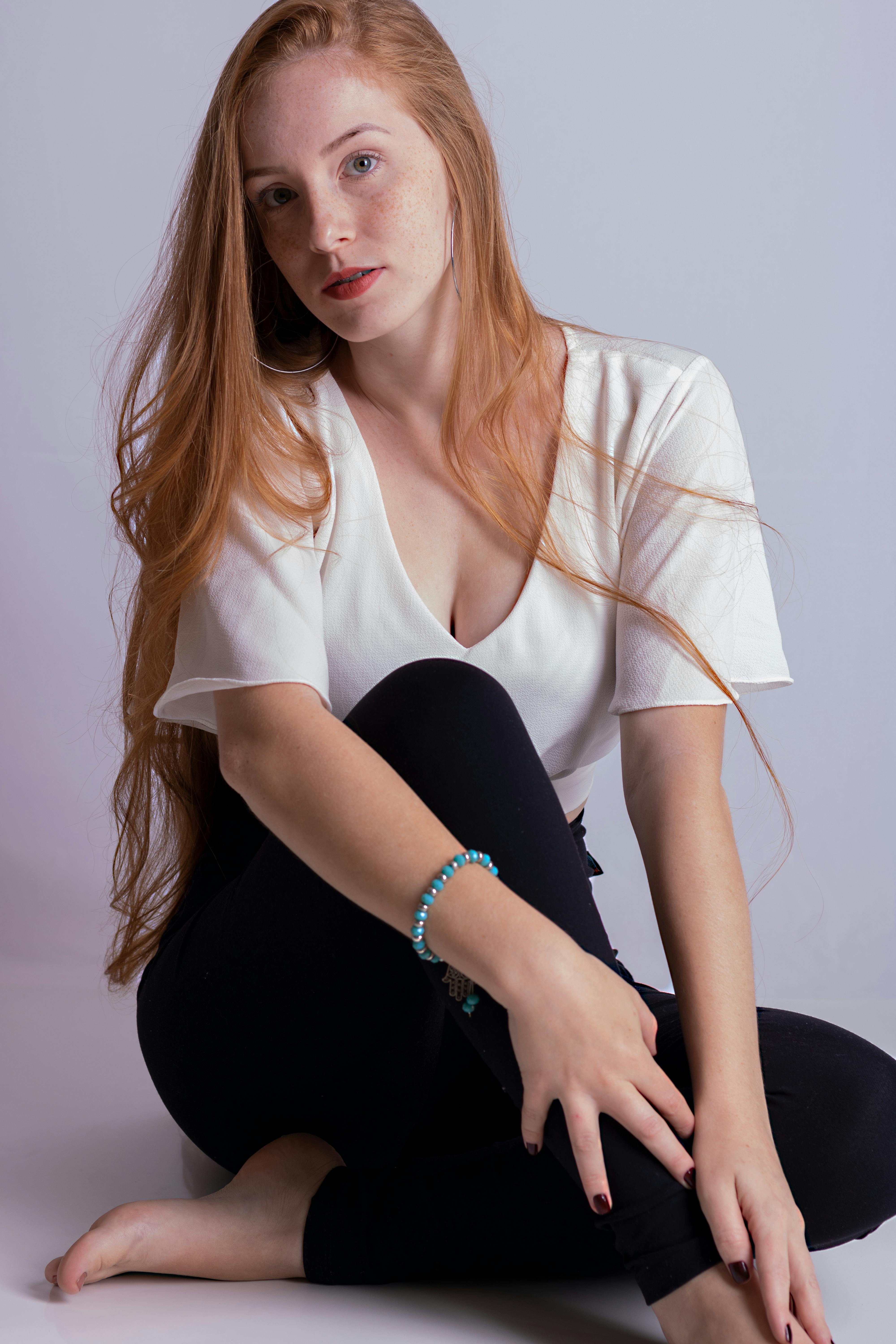 Femme En Chemisier Blanc Et Pantalon Noir · Photo gratuite