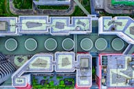 航拍照片从上方展示了马来西亚八打灵再也的现代建筑设计