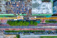 马来西亚八打灵再也的建筑工地俯瞰图，可见起重机和城市景观