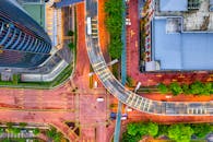 八打灵查亚城市十字路口的生动航拍，展现了城市建筑风貌