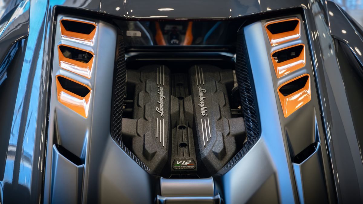 Capac de motor V12 sub sticla, cu accente portocalii