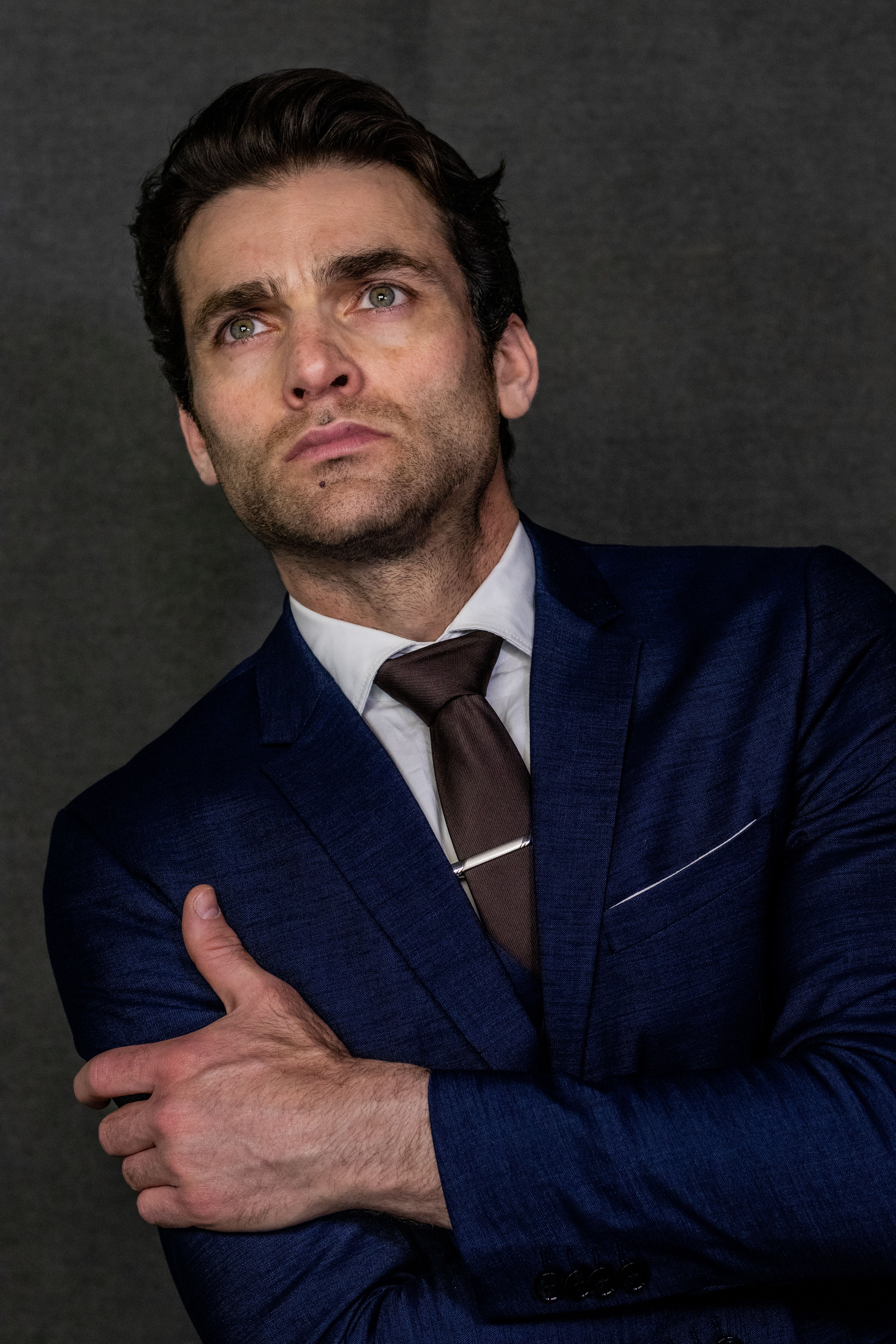 Retrato De Un Hombre De Negocios Seguro De Sí Mismo Con Traje Azul ...