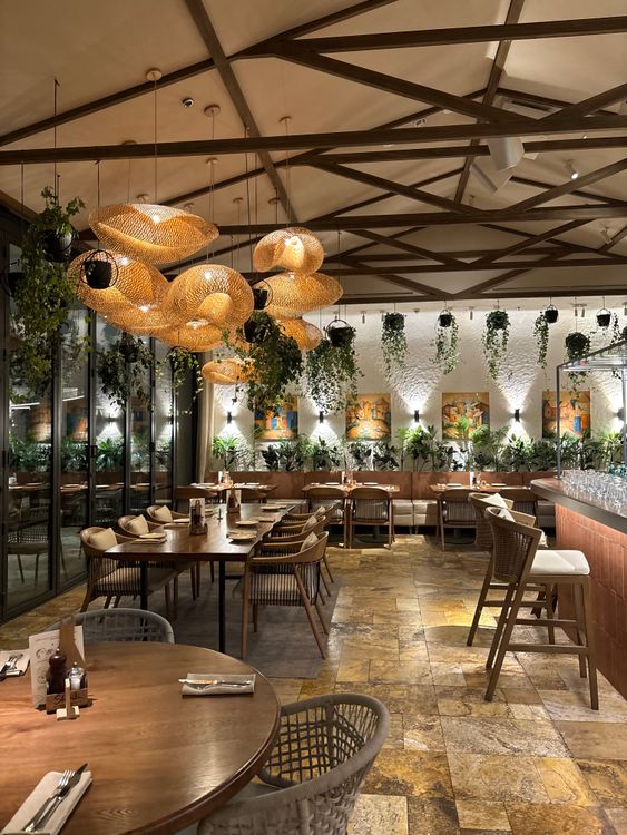 Elegant Dubai Restaurant Interior with Natural Lighting · Free Stock Photo