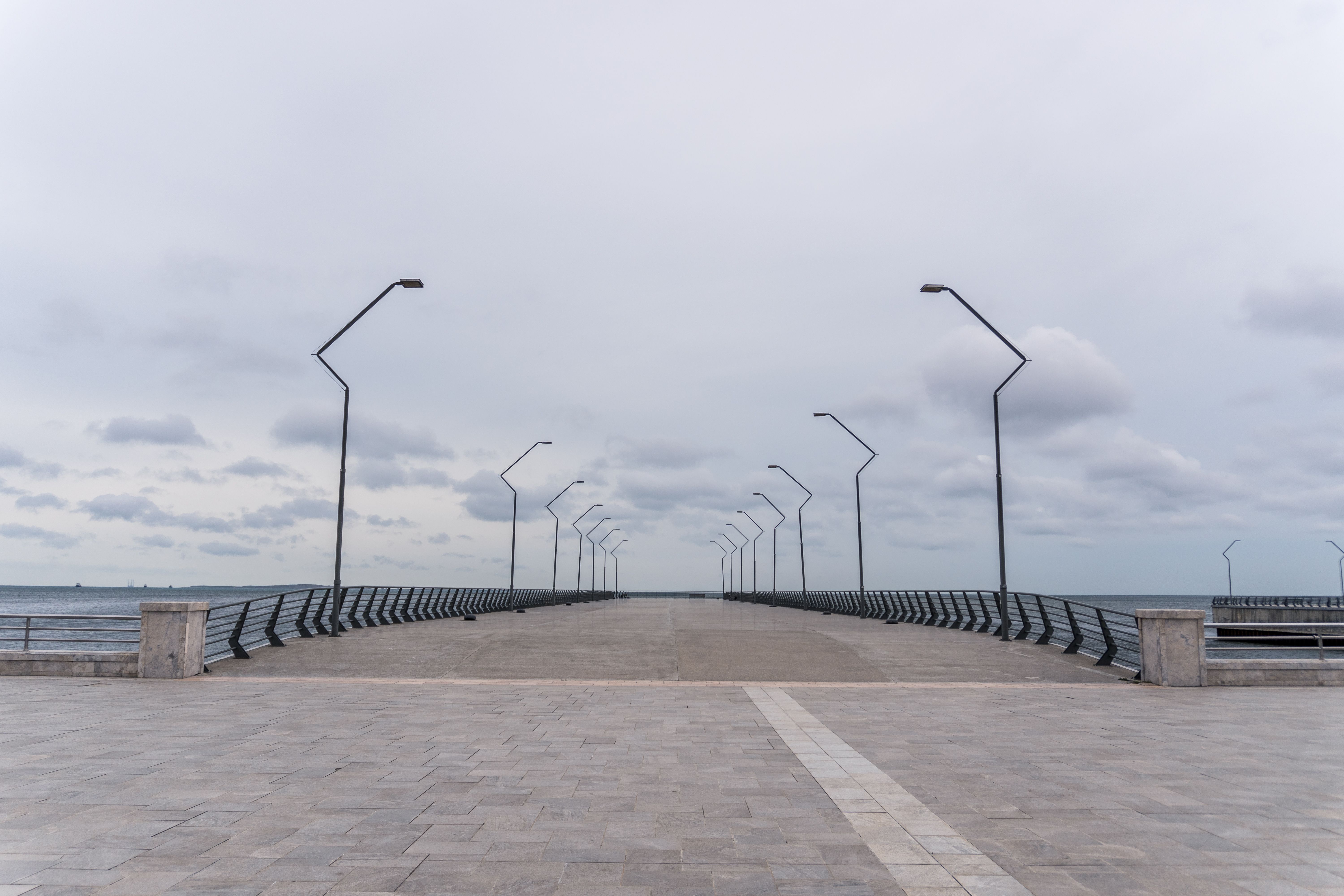 A tranquil view of an empty promenade with street lamps by the Caspian Sea in Baku. — Trójmiasto