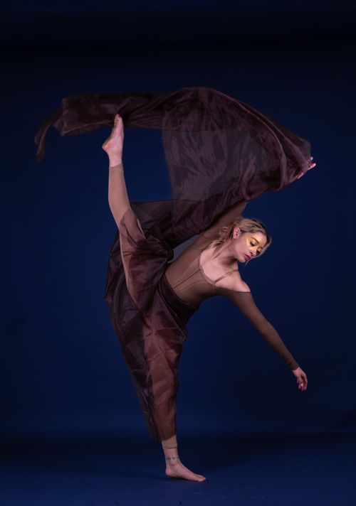 Free A professional dancer strikes a dynamic pose in a studio setting, showcasing elegance and flexibility. Stock Photo