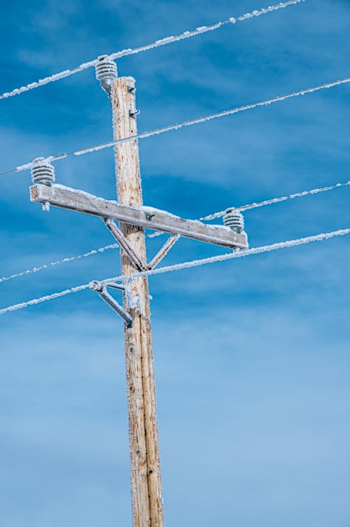бесплатная Коричневый деревянный электрический столб под голубым небом Стоковое фото