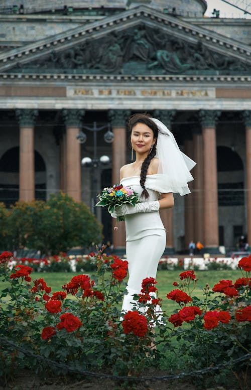 Ücretsiz Çiçek Buketi Tutan Beyaz Elbiseli Kadın Stok Fotoğraflar
