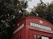 澳大利亚昆士兰州桑福德村的经典红色电话亭，四周绿树成荫