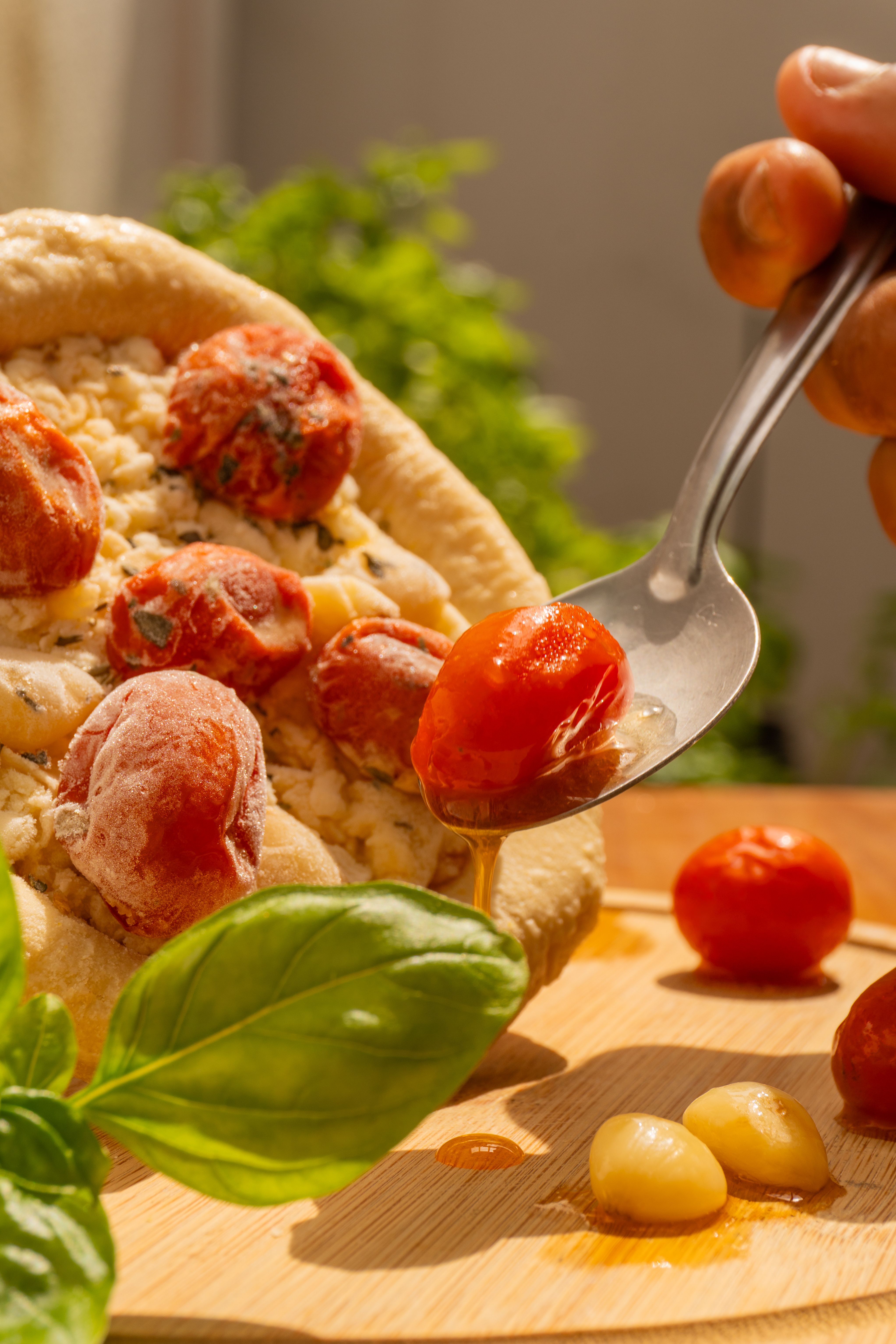 Fotomural Delicioso pan plano estilo Caprese cubierto con tomates cherry, ajo y albahaca.