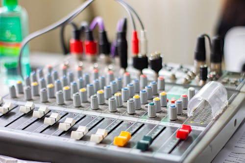 Mixer Audio Putih Dan Abu Abu