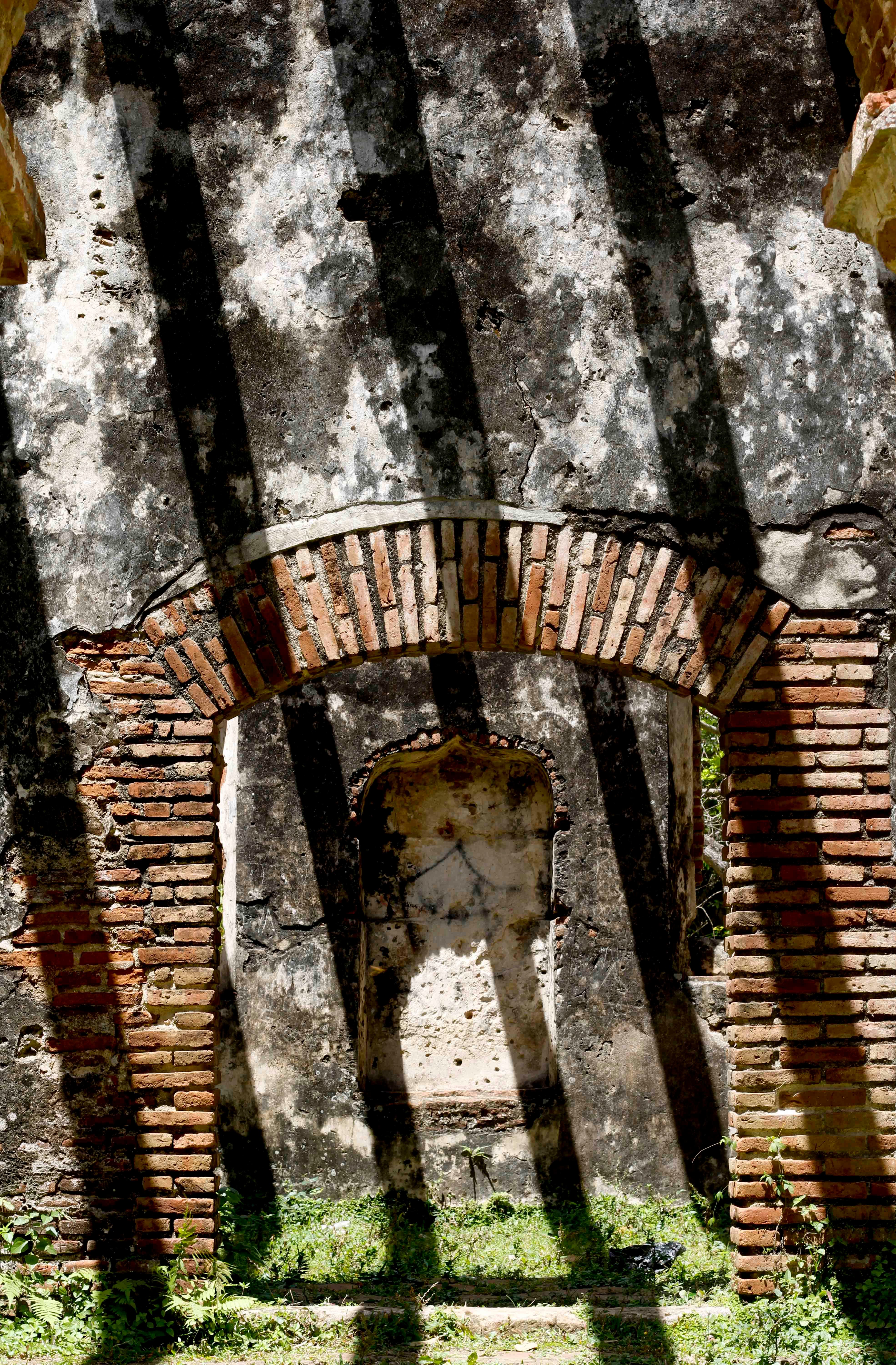 Historic Brick Archway in Sunlit Ruins · Free Stock Photo