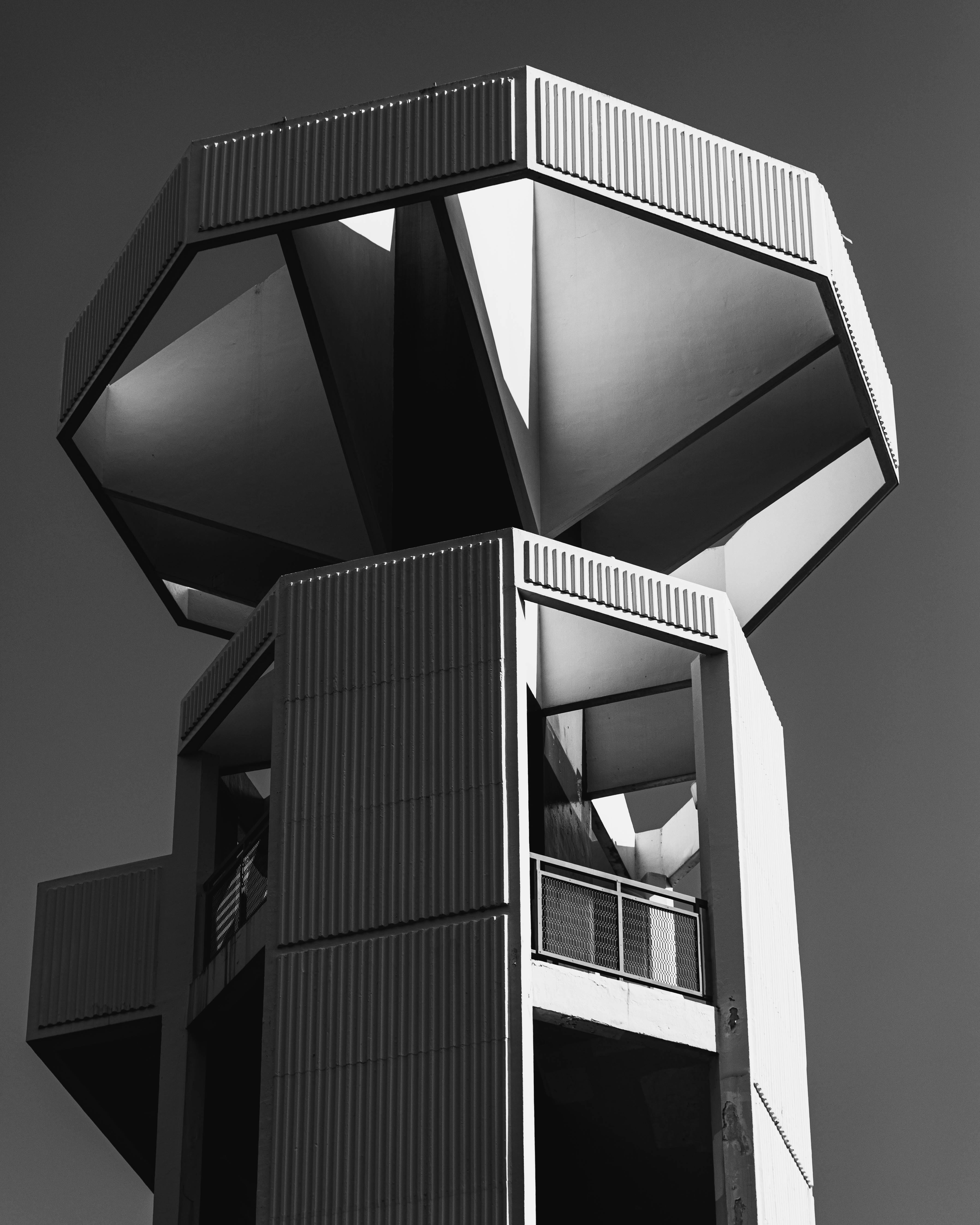 这座引人注目的现代建筑以单色几何塔为特色