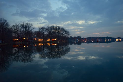 Fotografia Di Paesaggio Del Corpo D'acqua