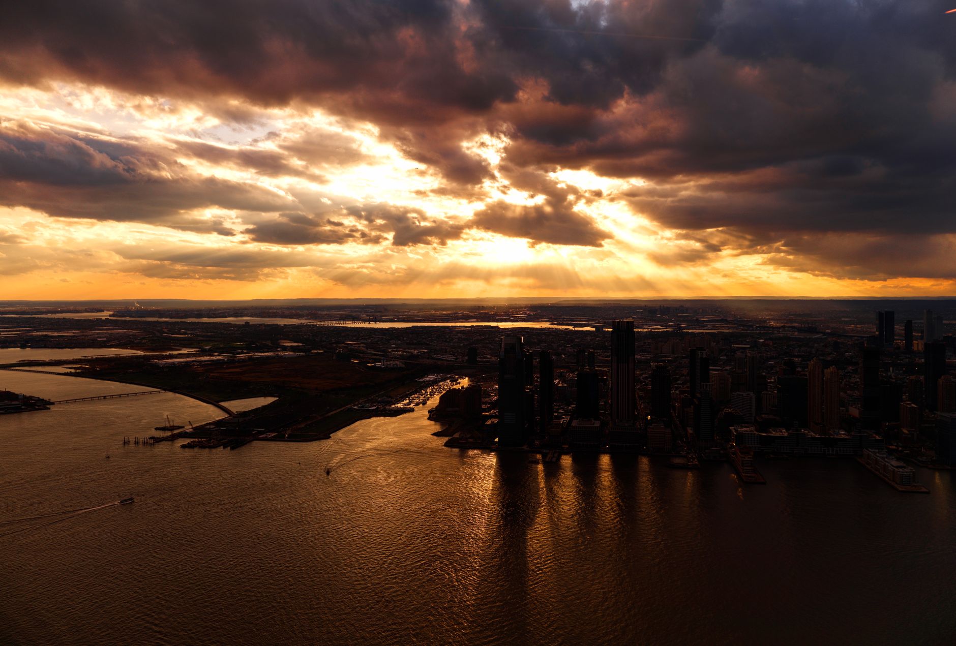 Eindrucksvoller Sonnenuntergang & Wolken – Architektur Hintergrundbild