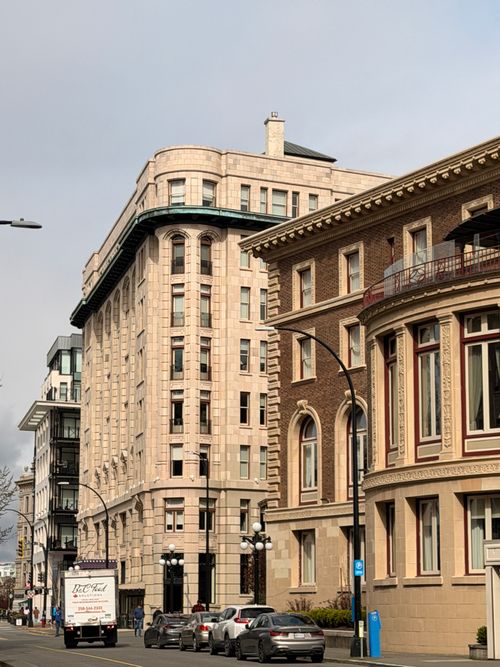 Free Classic architecture of downtown Victoria, showcasing early 20th-century design. Stock Photo