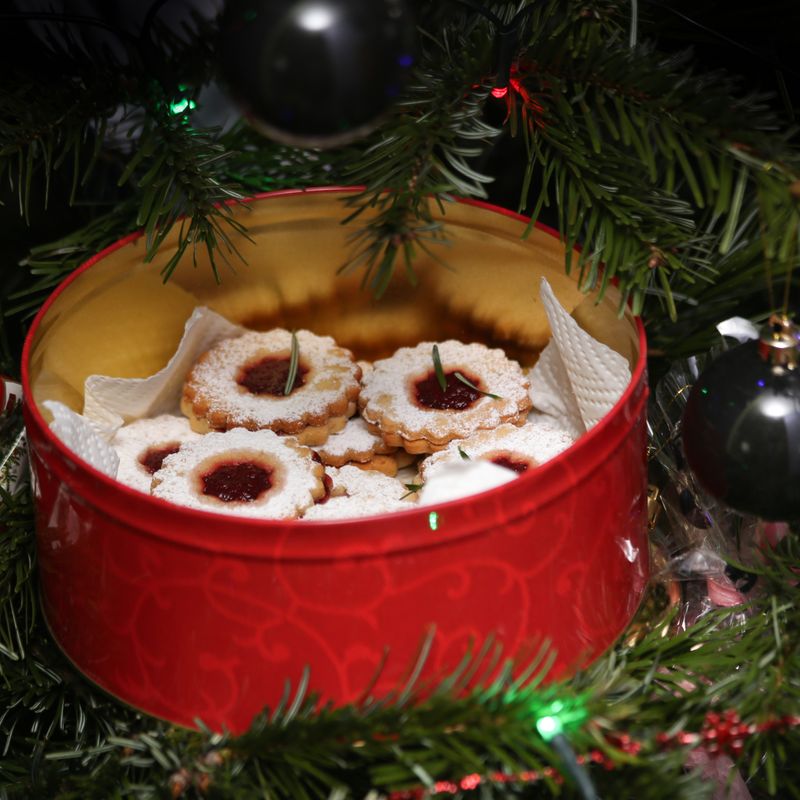 Linzer Cookies with Raspberry Filling